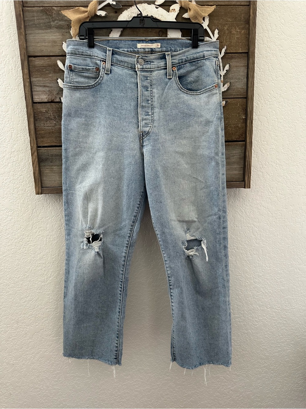 Levi’s Ribcage straight light wash distressed denim jeans size 32